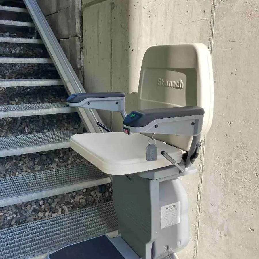 Pose de monte-escalier à Mana